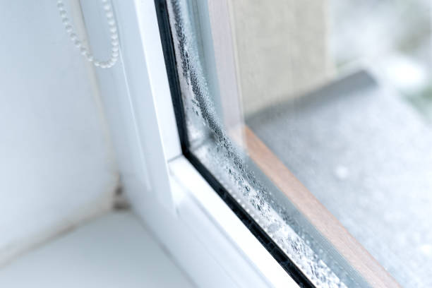 двойное остекление окна пвх конденсата на стекле - window rain winter house стоковые фото и изображения