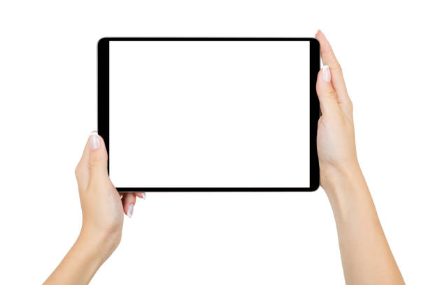 mains féminines sur tablette numérique - ipad women human hand digital tablet photos et images de collection