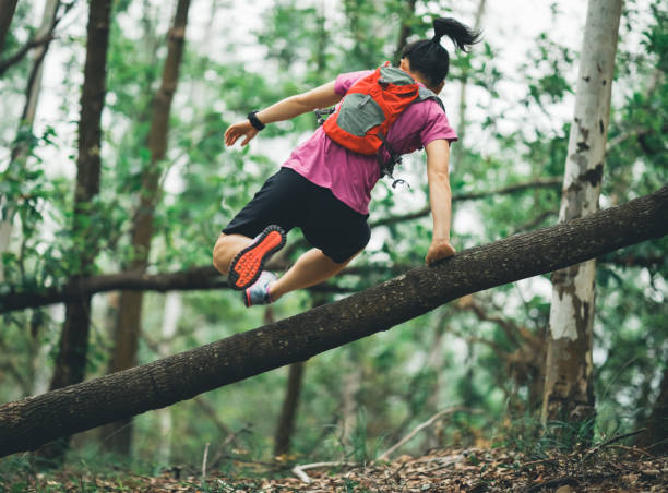 спортсменка кросс-кантри тропа работает в лесу - jogging cross country running hiking outdoors стоковые фото и изображения
