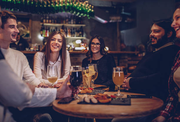 menschen entspannen im pub - freunde imbiss großstadt stock-fotos und bilder