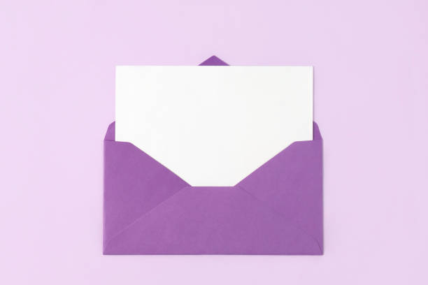 fioletowa koperta z pustym papierem - greeting card envelope letter pink zdjęcia i obrazy z banku zdjęć