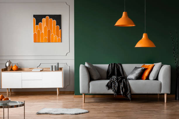 lámparas naranja sofá gris interior negro sala de estar con el cartel encima de gabinete. foto real - cushion sofa pillow indoors fotografías e imágenes de stock