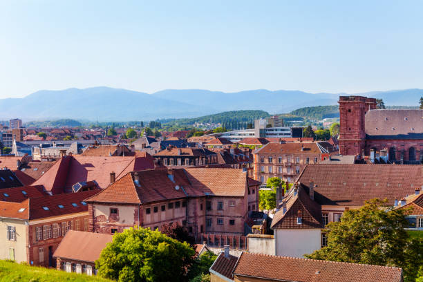 paisaje hermoso de belfort contra el cielo azul - belfort fotografías e imágenes de stock