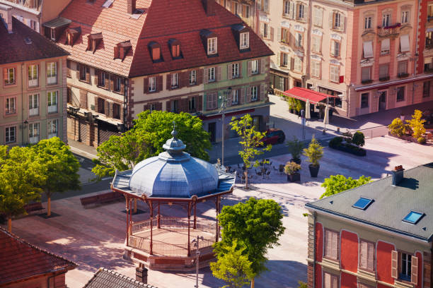 plaza de darmes lugar en primavera, belfort, francia - belfort fotografías e imágenes de stock