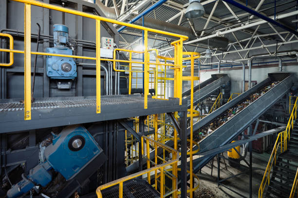refiner and chain-stepped conveyor equipment of modern waste recycling plant transports waste from receiving department to sorting, recycling and disposal - secondary action imagens e fotografias de stock