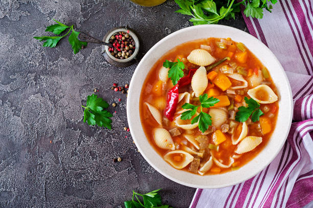 수프, 테이블에 파스타와 이탈리아 야채 수프. 채식주의 음식입니다. 상위 뷰 - minestrone 뉴스 사진 이미지