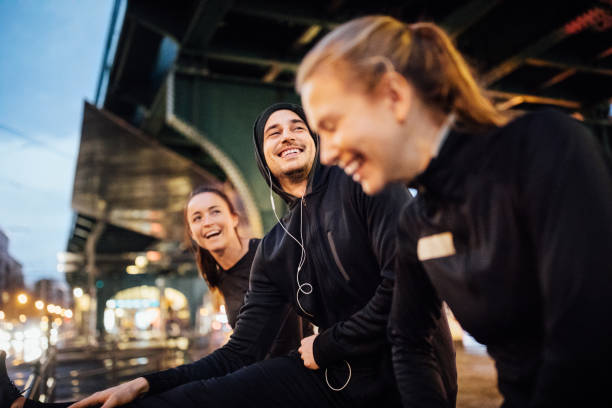 urban runners taking a break after workout - running jogging urban scene city life imagens e fotografias de stock