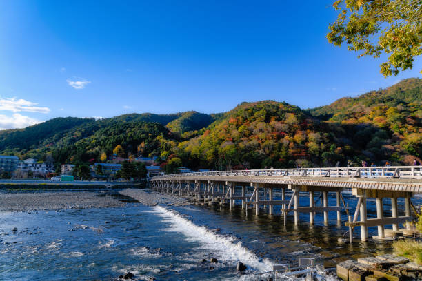 a ponte togetsukyo, arashiyama, kyoto, japão, no outono. - togetsu kyo bridge - fotografias e filmes do acervo