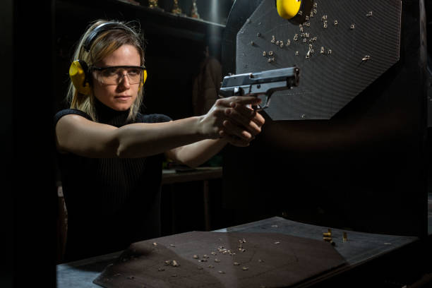 schießstand - gun women handgun armed forces stock-fotos und bilder