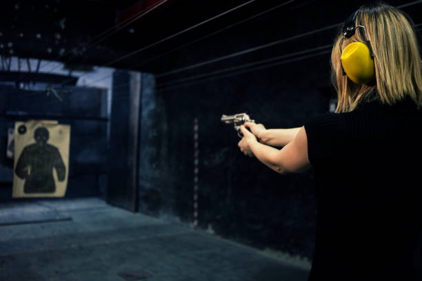 schießstand - gun women handgun armed forces stock-fotos und bilder