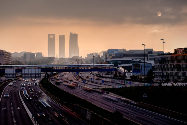 4 タワー事業所周辺地域で夕暮れの霧 - urban scene highway pollution nobody ストックフォトと画像