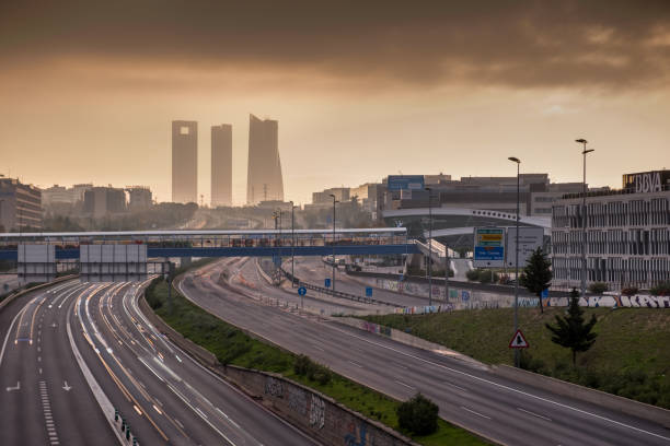 mgła o zachodzie słońca w 4 tower bussiness obszarze - paseo de la castellana zdjęcia i obrazy z banku zdjęć