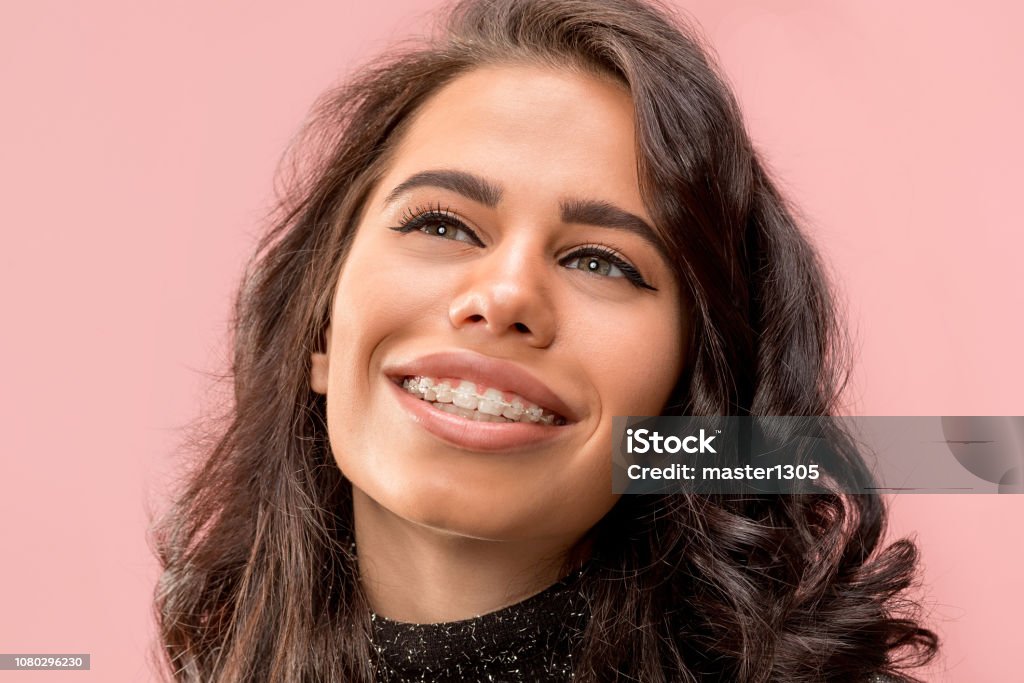 Belle jeune femme avec bretelles de dents - Photo de Appareil dentaire libre de droits