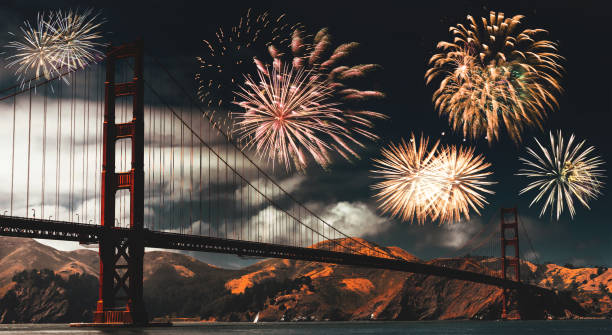 花火は、サンフランシスコの - san francisco county golden gate bridge skyline night ストックフォトと画像