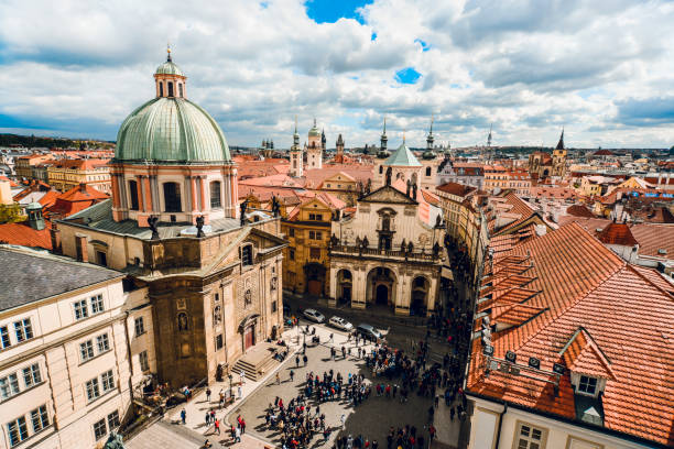 騎士団十字広場とプラハの人々 の質量 - tourist day prague crowd ストックフォトと画像