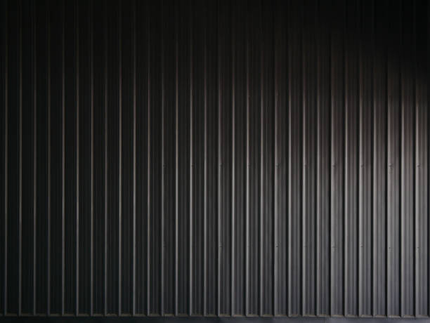 текстура стены черные цинковые листы - corrugated iron стоковые фото и изображения