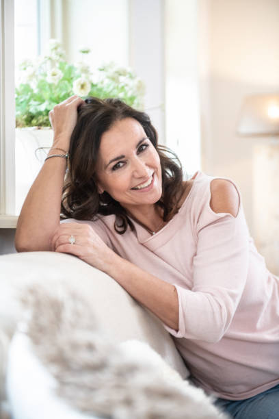 istock Mooie vrouw op de bank 1080305322
