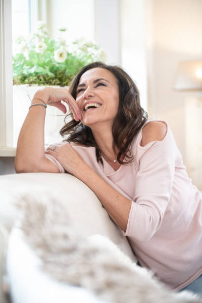 istock Mooie vrouw op de bank 1080305332