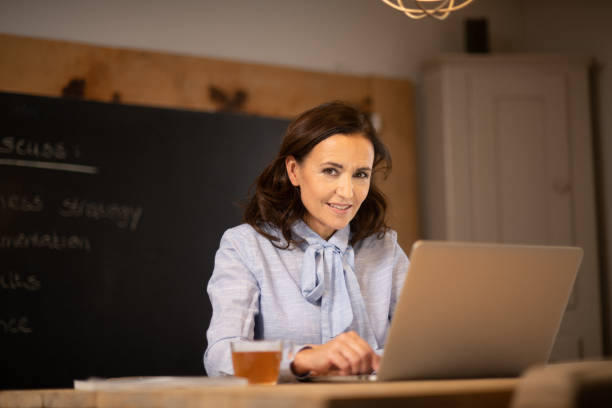 istock Vrouw aan het werk met laptop 1080305538