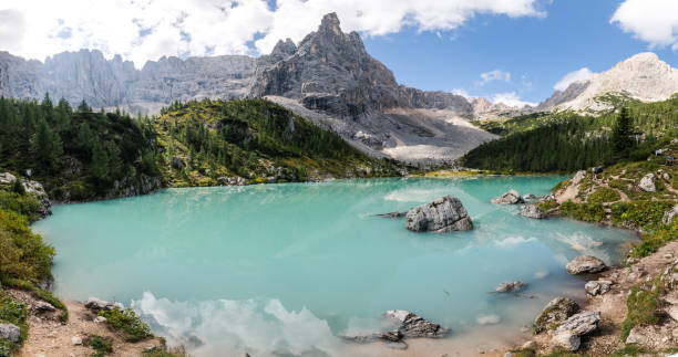 istock Lago di Sorapis in Italy 1080312936