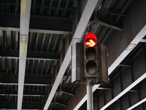 red traffic light in the city - go palavra inglesa imagens e fotografias de stock