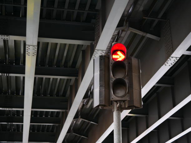 красный светофор в городе - go английское слово стоковые фото и изображения