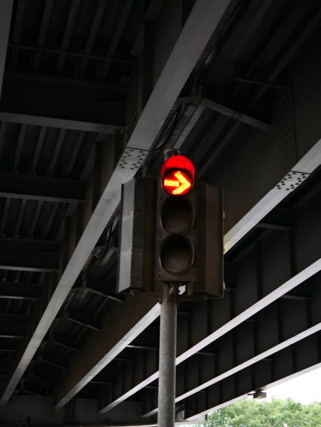 red, amber and green traffic light with clipping path - go palavra inglesa imagens e fotografias de stock