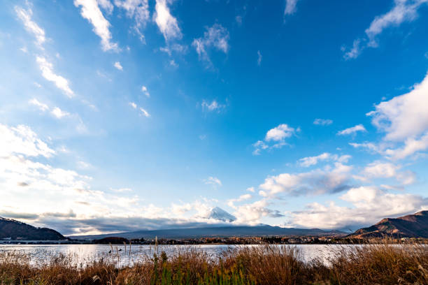 крупным планом горы фудзи со стороны озера кавагути, гора фудзи вид из озера - twilight fuji mt fuji japan стоковые фото и изображения
