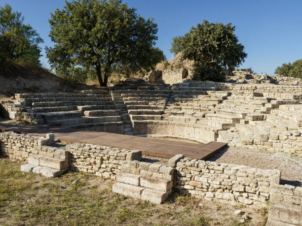 ruinen des odeon und bouleuterion in alten troy stadt, canakkale, türkei - ilium stock-fotos und bilder