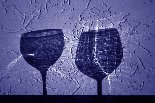 블루 톤에 2 개의 와인잔 그림자입니다. - 13425 뉴스 사진 이미지