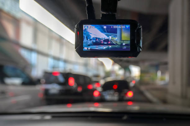 grabador de vídeo cámara o coche de dash en vehículo en el camino - recorder fotografías e imágenes de stock