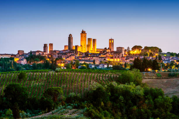 san gimignano al atardecer. tuscany. italia - san gimignano fotografías e imágenes de stock