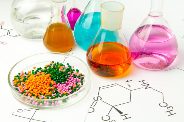 materia prima plástico en gránulos en el contexto de laboratorio químicos y reactivos. polipropileno, polipropileno, etileno investigación en condiciones de laboratorio - polímero fotografías e imágenes de stock