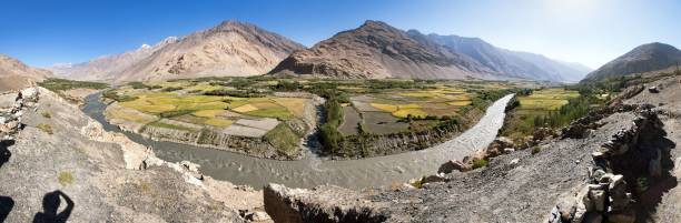 필드 aroun panj 강와 파 미르 산 아프가니스탄 - pamirs 뉴스 사진 이미지