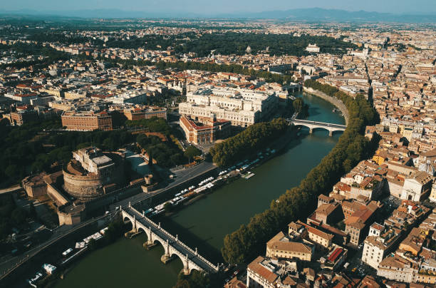 vista aerea foto del paesaggio urbano storico medievale di roma in italia - rome italy skyline castel santangelo foto e immagini stock