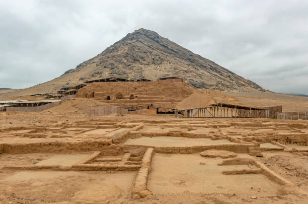 Moche Moon Pyramid (Huaca de la Luna), Peru The Moche archaeological site of the Huaca de la Luna or the Moon Pyramid located in the northern desert of Peru near the city of Trujillo. trujillo peru stock pictures, royalty-free photos & images