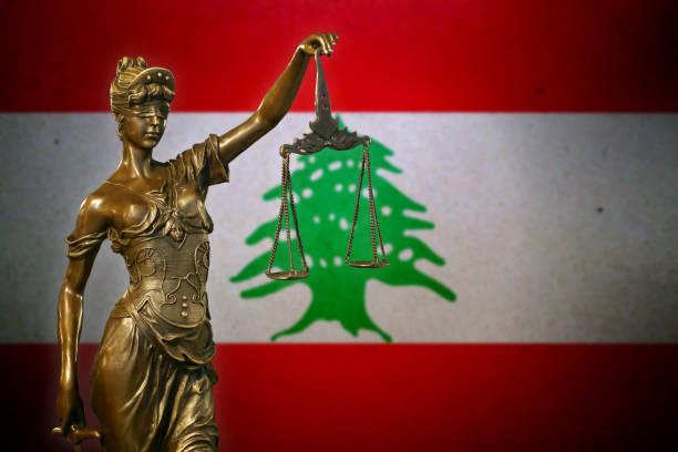 レバノンの旗の前に正義の女神 - lebanese flag ストックフォトと画像