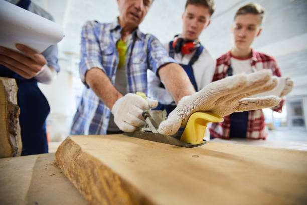 processing surface of wood in workshop - trainee mechanic engineer student imagens e fotografias de stock