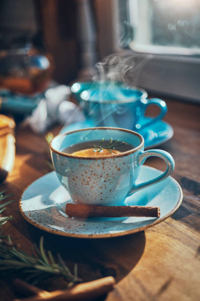 infusion de fruits chauds aux oranges et cannelle - tea cup afternoon tea tea teapot photos et images de collection