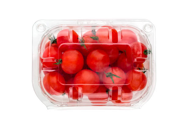 tomates cerises dans un récipient en plastique. tomates cerises en boîte sur fond blanc. - tomato small food vegetable photos et images de collection