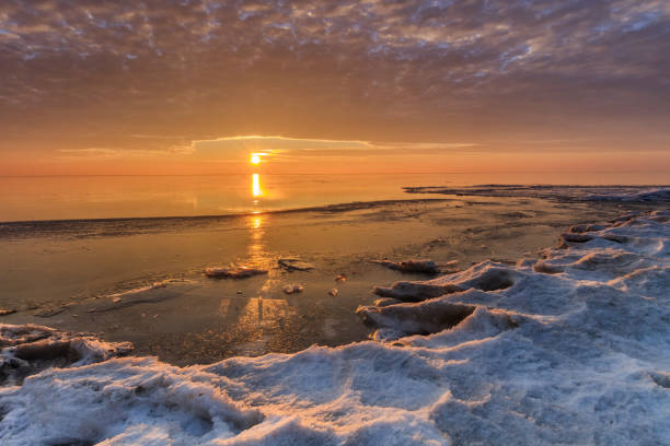 冬の日の出 - snow winter coastline sunrise ストックフォトと画像