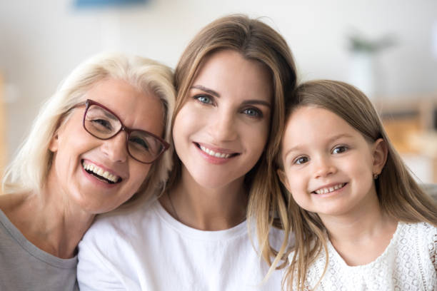 retrato de família de três gerações, a avó, a filha adulta e infantil - aging process women human face daughter - fotografias e filmes do acervo