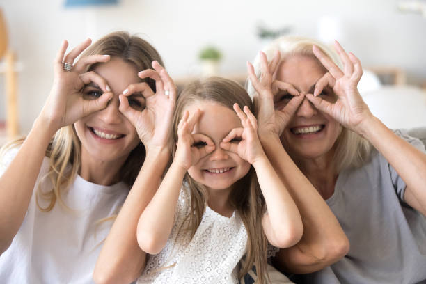 neta de criança feliz, mãe e avó se divertindo juntos, retrato - 3 generation - fotografias e filmes do acervo