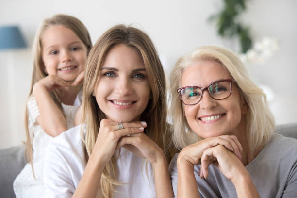 portret szczęśliwych trzech kobiet pokolenie babcia mama i dziecko - 3 generation zdjęcia i obrazy z banku zdjęć