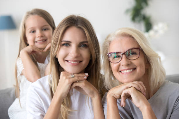 retrato da mãe de vovó geração feliz três mulheres e criança - aging process women human face daughter - fotografias e filmes do acervo