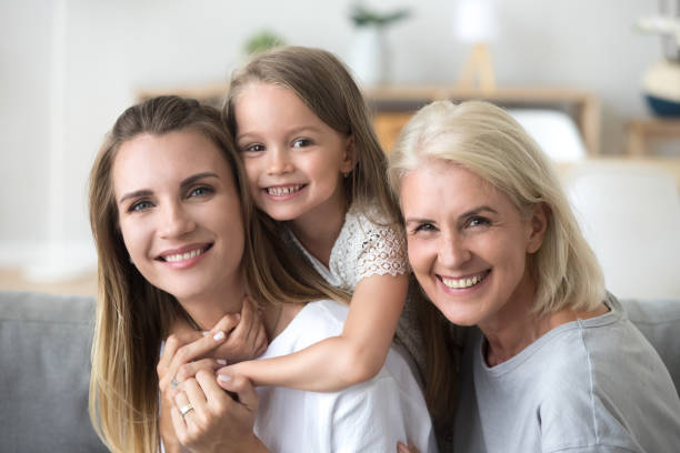 starsza babcia tysiąclecia mama i dziecko razem, portret głowy rodziny - aging process women human face daughter zdjęcia i obrazy z banku zdjęć