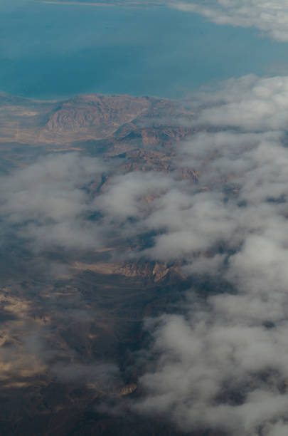 widok z lotu ptaka puszyste chmury nad pustynnym krajobrazem i zatoką sueską w egipcie - gulf of suez zdjęcia i obrazy z banku zdjęć