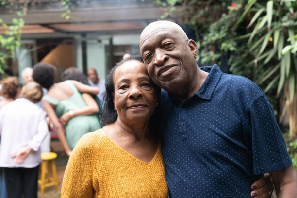 retrato de pareja senior en fiesta de barbacoa en casa - afrocaribeño fotografías e imágenes de stock