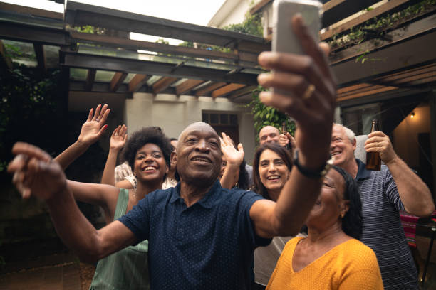 kuvapankkikuvat ja rojaltivapaat kuvat aiheesta ystävät ja perhe ottamassa selfietä grillijuhlissa - black elder