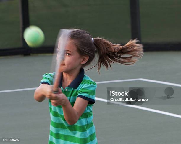 Маленький Теннисный Игрок С Мячом — стоковые фотографии и другие картинки Теннис - Теннис, Ребёнок, Детство